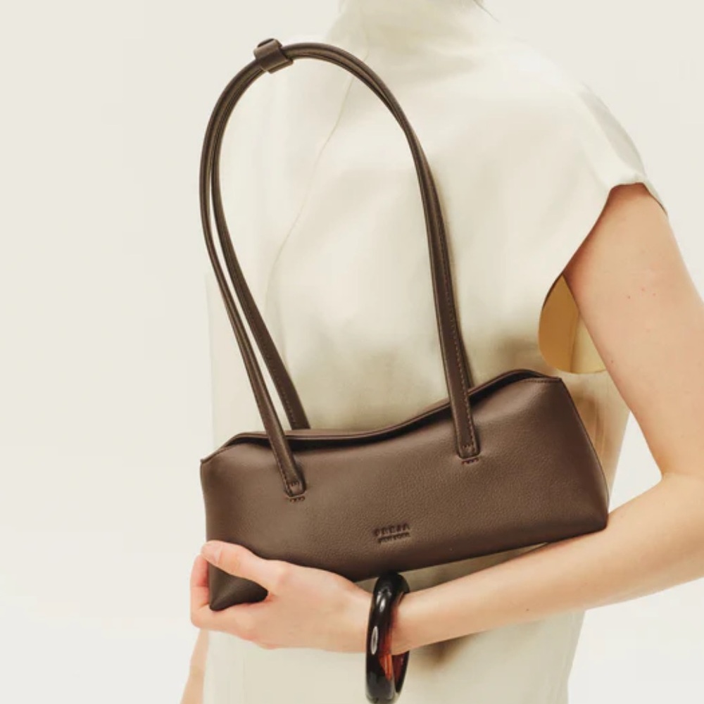 Classic Brown Shoulder Bag with Double Straps freja